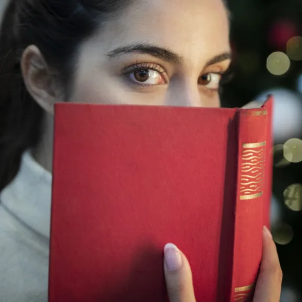 close-up-young-woman-covering-face-with-bookcomunidad estoicismo mujeres libro el jardin soy maryce Libro "Apoteósicamente Fantástica" Estoicismo para Mujeres