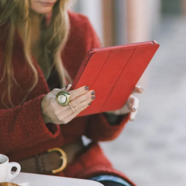 crop-woman-with-tablet-red-covercomunidad estoicismo mujeres libro el jardin soy maryce Libro "Apoteósicamente Fantástica" Estoicismo para Mujeres