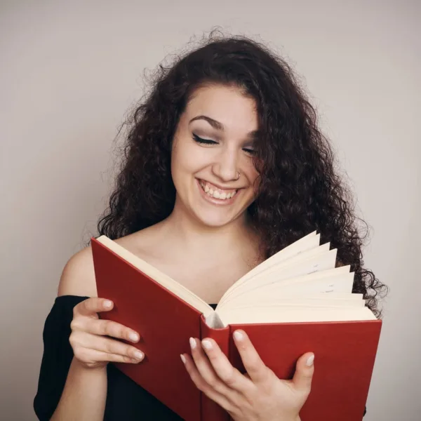 smiling-woman-reading-book-against-wallcomunidad estoicismo mujeres libro el jardin soy maryce