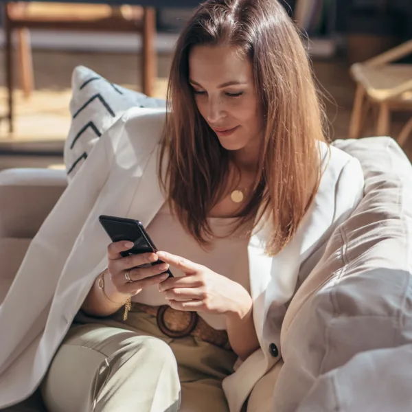 woman-lying-sofa-using-smartphone-homecomunidad estoicismo mujeres libro el jardin soy maryce