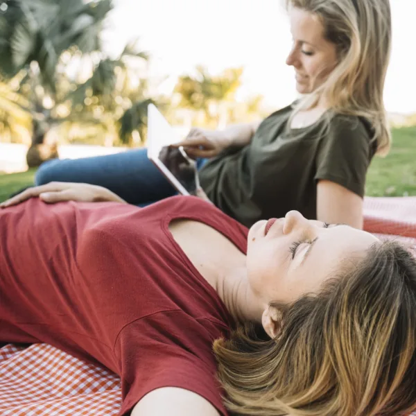 woman-sleeping-near-friend-with-tabletcomunidad estoicismo mujeres libro el jardin soy maryce